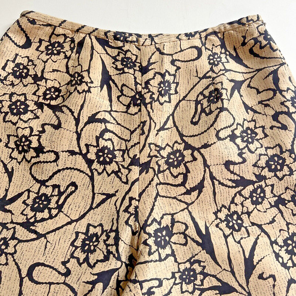 S.L.B.Vintage Silk Floral Print Sz 10 Pants in Beige / Black Capri Inseam: 25" - Picture 3 of 10